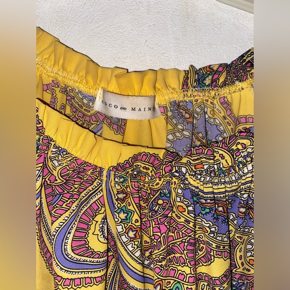 Coco and Main yellow paisley tunic blouse with crochet accent sleeve. Size M. - Picture 2 of 4